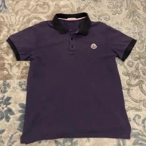 Mörkblå pikétröja från Moncler - Tjena! Säljer en pike från monclear, den har inga skador eller fläckar och är såklart äkta! Söker bland annat byten för den här men kan också sälja såklart! Passar dig som är runt 160-165