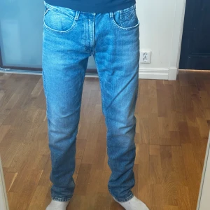 Replay Anbass ljusblå jeans - • Nu säljs ett par populära replay anbass jeans i mycket bra skick 👖 • Storleken är W33/L32 och modellen ”Anbass” 📏 • Han på bilden är ca 178cm lång 📏 • Nypris är ca 1600kr men säljs för 399kr !🤯 • Hör av dig vid minsta lilla fundering 🤔💭 • Kolla gärna in profilen för andra schyssta plagg som raffe skjortor, replay jeans, Jacob cohen jeans och Dondups 🤝🤝