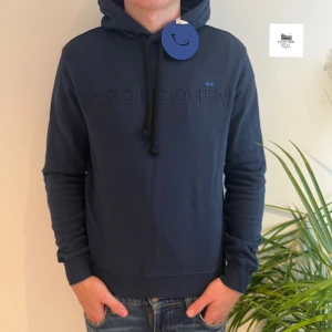 Jacob Cohen hoodie  - Jacob Cohen hoodie (helt ny) | Skick: 10/10 (HELT NY) | Size - L (fits M)| Pris - 2499kr | Fraktar via postnord eller instabox på köparens bekostnad | Hör av dig vid minsta fråga eller fundering // RDL