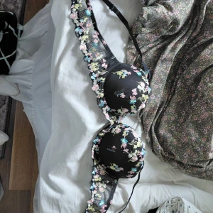 Svart blommig bh med broderi - Enbart testad säljer då den satt väldigt konstigt på mig är ganska säker på art storleken är 75b men lite osäker då jag klippt av lagen för jag störde mig otroligt mycket på den har för mig att nypriset va 300 men kan kolla upp de