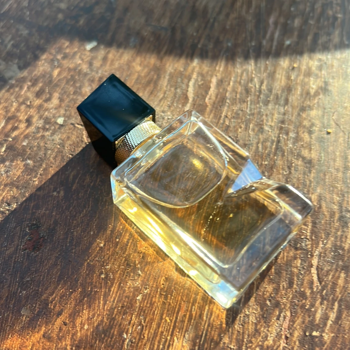 Elegant parfymflaska med svart lock - 3