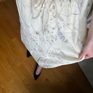 Blommig kjol - Somrig kjol i härligt tyg från HM i storlek S. Resår och knytband i midjan så kan även passa större/mindre. Fint skick!