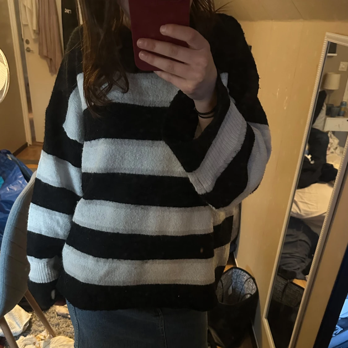 Randig svartvit stickad tröja