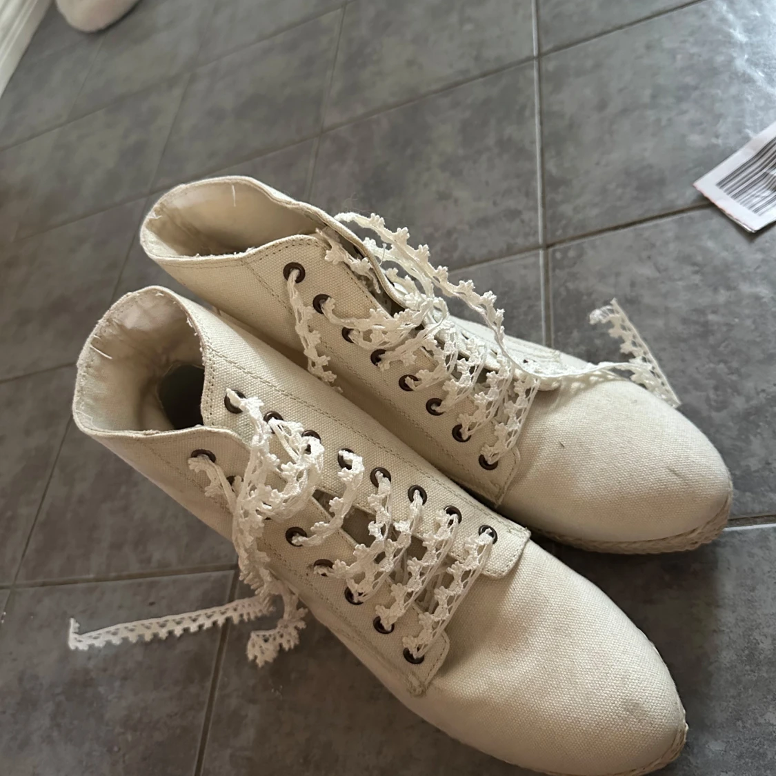 Beige boots med spetsiga snören