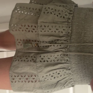 Den slutsålda Zara kjolen - Den slutsålda gröna Zara kjolen med inbyggda shorts😊 mycket bra skick men tror de fanns nån fläck där framme men vet inte då den ej syns på bilderna. Pris kan diskuteras