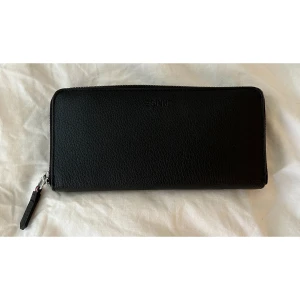 Plånbok från ”Esprit” - svart plånbok från ”Esprit” med jätte fint blå, röd och vit mönster inuti, material: konstläder, myntfack med dragkedja, fack med dragkedja på utsidan, 12 kort får plats, 2 fack för kontanter, bra tillstånd