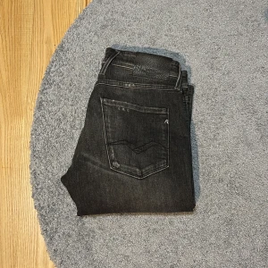 Replay anbass - Replay Anbass köpta på NK förra året för drygt 1700. Använt några gången så ser helt nya ut 10/10 skick. Storleken är 31/34 men sitter som 30/32. Mått kan fixas bara att skriva vid funderingar eller frågor