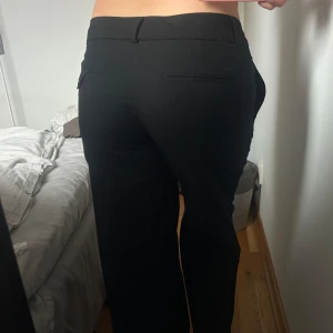 Svarta kostymbyxor med wide fit - Snygga svarta kostymbyxor