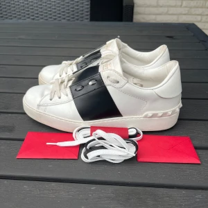 Valentino open skor svarta - Valentino open skor svarta i bra skick, små tecken på användning, kuvert och extra snöre ingår