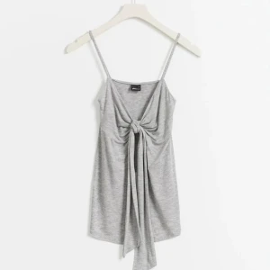 Grå linnetopp med knyt framtill - Supersnygg grå linnetopp från Gina Tricot. Toppen är aldrig använd och i perfekt skick.