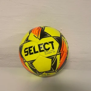 Fotboll - Säljer denna helt nya select bollen högsta kvalité storlek 5!⚽️kom med bud! Kostar 1599kr på unisport