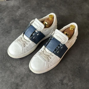 Valentino Open  - Dina favorit skor säljer jag nu för riktigt skönt pris. Klassisk vit färg med marinblått streck. Varsamt använda och regelbundet rengjorda. Pris kan diskuteras! Annars är byten intressanta ✅ box och dustbag ingår
