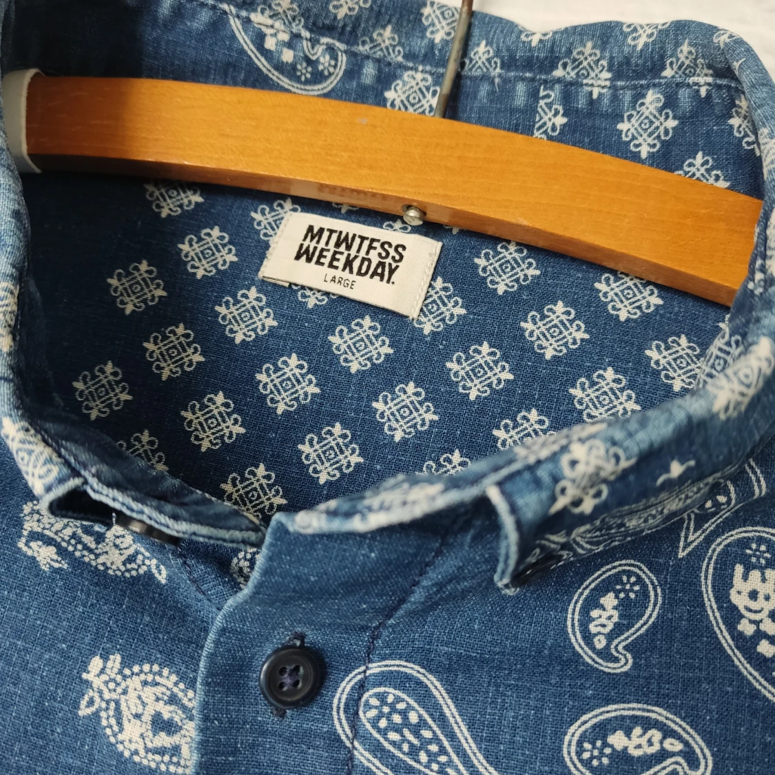 Blå mönstrad skjorta från Weekday - 2