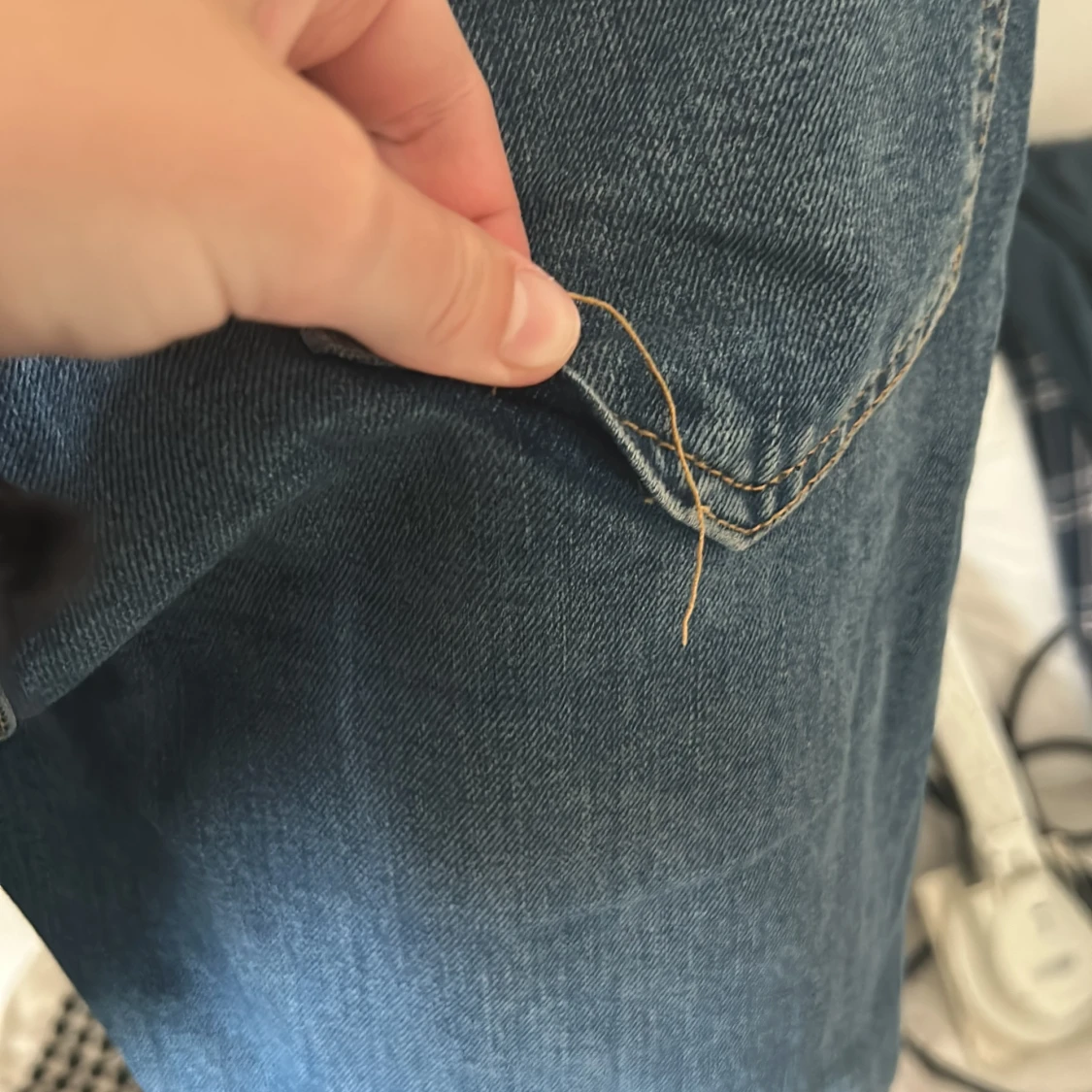 Det hänger i en galje därför ser det bredare ut!Jeans ifrån lager157 - 2