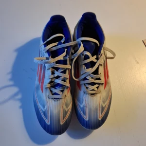 Adidas F50 League Advancment Pack - Fotbollsskor från Adidas har några fläckar, tyvärr kommer det  inte med en Adidas box 