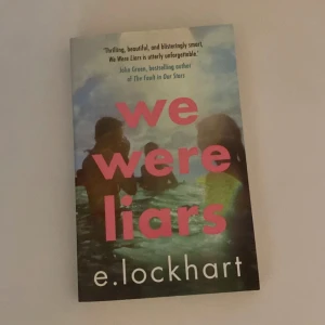 We Were Liars - En hyllad och smart roman som fångar dig direkt! Perfekt för dig som gillar spänning, hemligheter och oväntade vändningar. Omslaget visar ungdomar i vatten, vilket ger sommarkänsla och mystik. Rekommenderas av John Green.