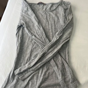 Grå långärmad tröja från Anna Field - En enkel och stilren grå långärmad tröja från Anna Field. Köpte på zalando, inte defekter och är som ny🩷 står ingen storlek men skulle säga att det är som S