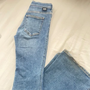 Lågmidjade bootcut jeans - Defekt längst ned (se bild).