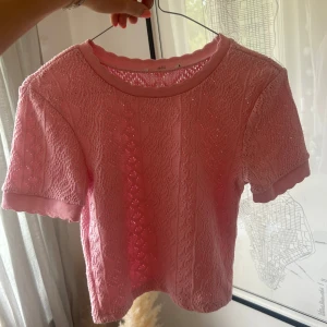 Rosa stickad topp  - Supersöt rosa stickad topp från Zara med korta ärmar och vågiga kanter. Cropped och supersöt, perfekt för dig som vill ha en gullig och unik topp till sommaren! 💕💕
