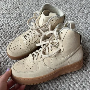 Nike Air Force Höga - använda 2-3 gånger, passade mig inte i storleken.