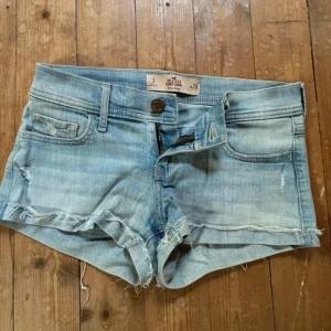 Lågmidjade jeansshorts  - Ett par lågmidjade jeansshorts från Hollister i storlek W26 (S). Skickas inom 7 dagar. Har inte mått än. 