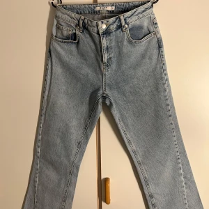 Ljusblå raka jeans från NA-KD - Snygga ljusblå jeans från NA-KD i klassisk rak modell. Jeansen har fem fickor, normal passform och stängs med knapp och dragkedja. Tillverkade i jeansmaterial som ger en tidlös vibe och passar perfekt till sneakers eller boots.