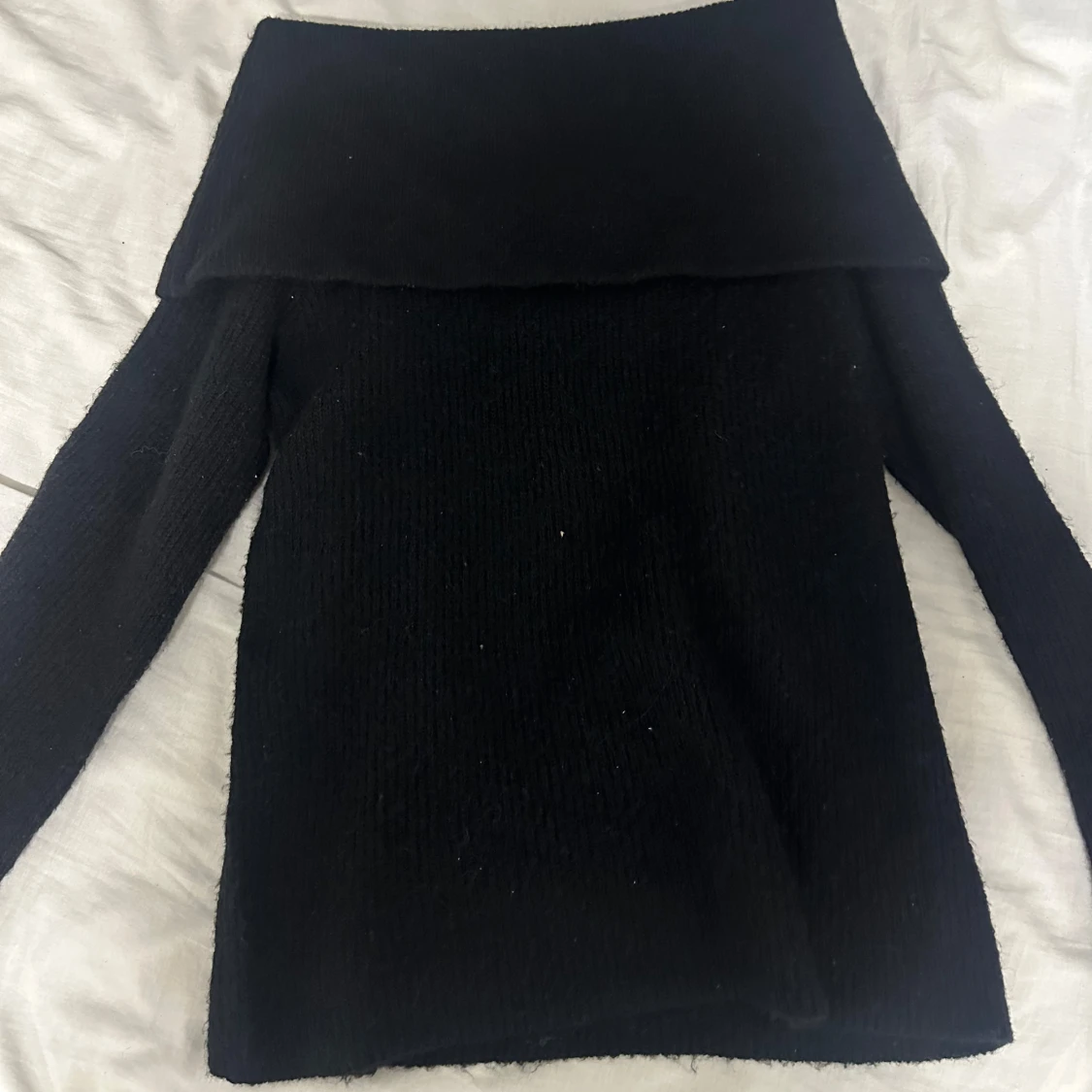 Svart offshoulder stickad tröja