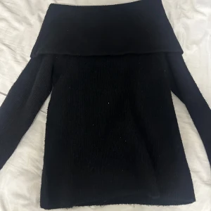 Svart offshoulder stickad tröja - använd en gång 