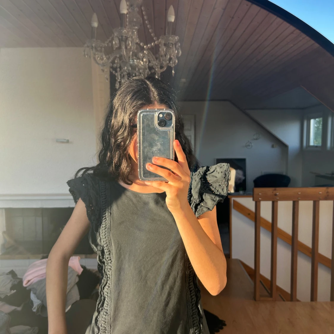 Svart blus med volangärmar