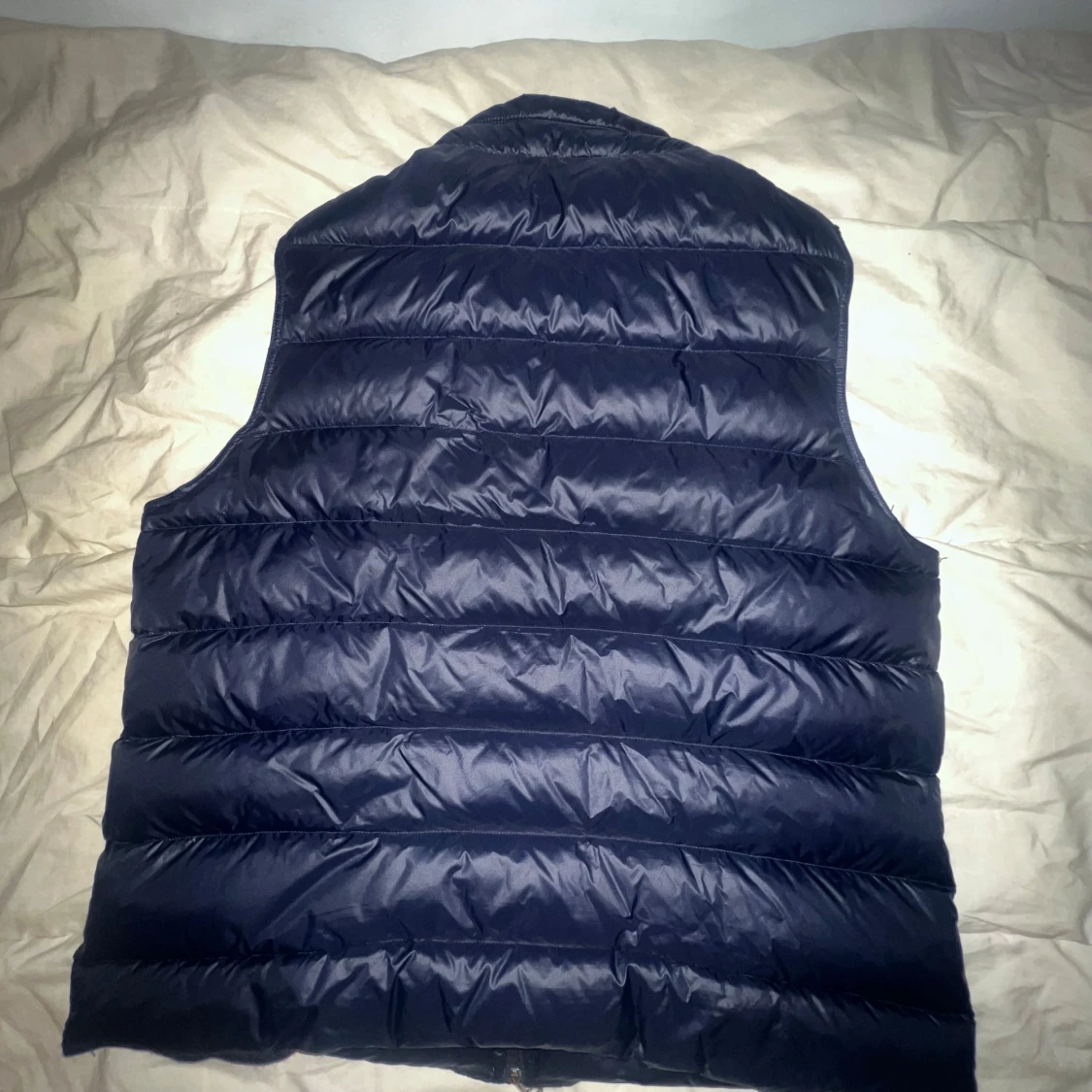 Blå dunväst från Moncler. Obs det är strl 4  - 3