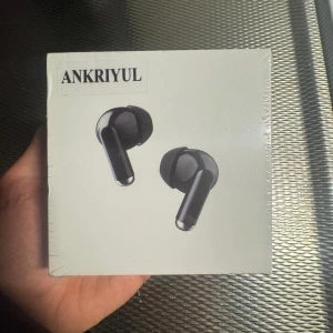 Svarta trådlösa hörlurar  - Hej! Jag säljer helt nya, svarta, trådlösa hörlurar som är både snygga och praktiska. Perfekta när du är ute och vill lyssna på musik, eller när du är hemma och vill koppla av. Hörlurarna har riktigt bra ljudkvalitet och en inbyggd mikrofon, så du kan enkelt ta samtal också.  Om du är intresserad, skicka gärna ett meddelande till mig via Messenger, så svarar jag så snabbt som möjligt!