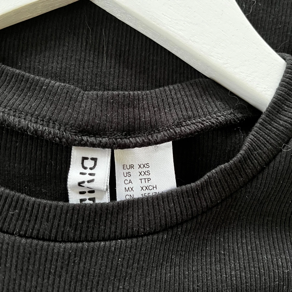 Svart ribbad kortklänning från Divided - 1