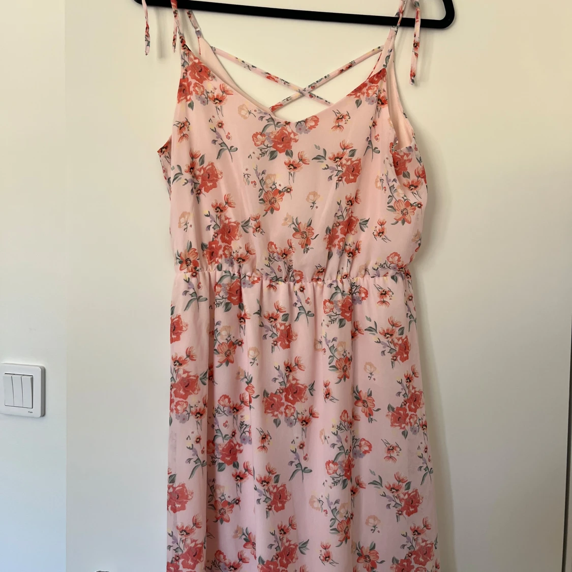 Ljusrosa blommig sommarklänning