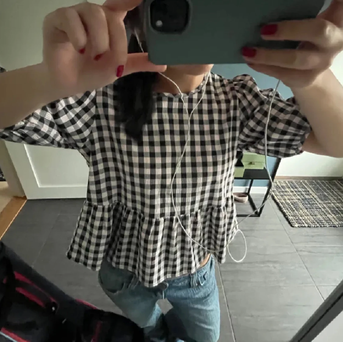 Rutig blus med volangkant