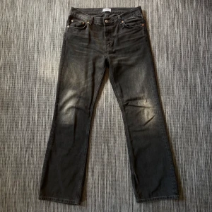 Svarta bootcut jeans - Svarta bootcut jeans från weekday. Storlek 30/32.