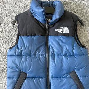 The North Face - Dunväst i nyskick. Knappt använd. Äkthet garanteras på allt. Passar S då den är lite stor i storleken