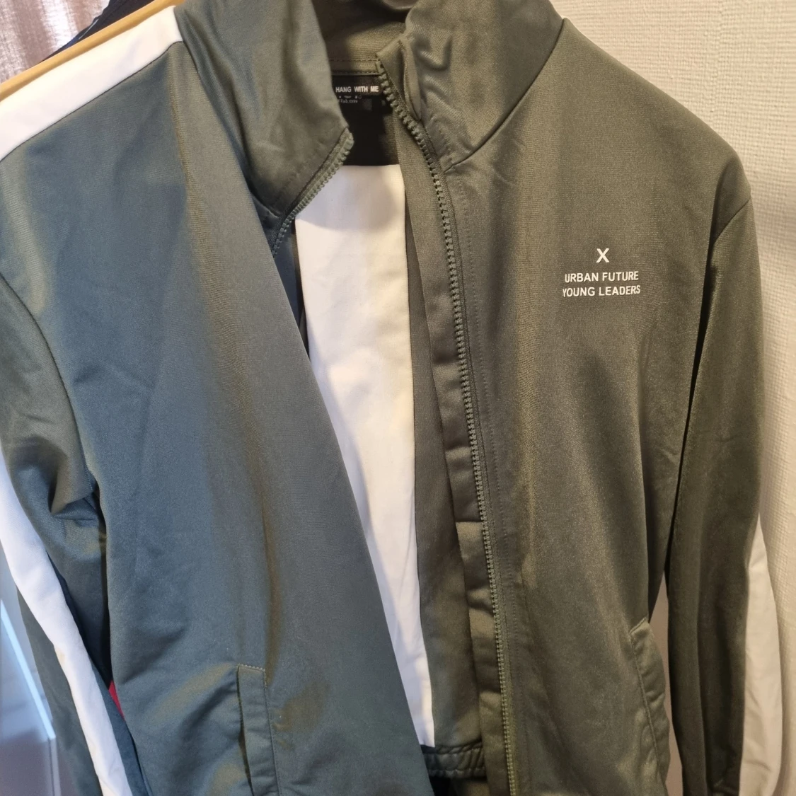 Grön vindjacka från Hang With Me + byxor - 1