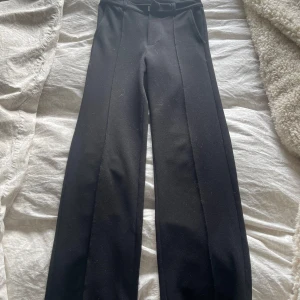 Svarta kostymbyxor från Kappahl - Säljer ett par jätte fina kostymbyxor använts aldrig ❤️pris kan diskuteras ❤️