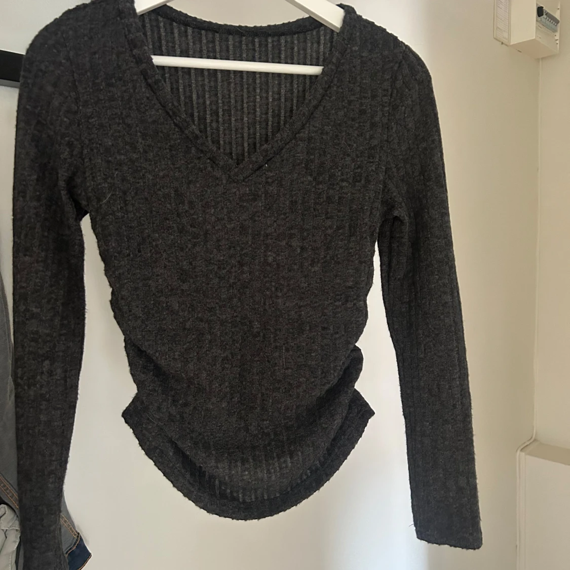 Mörkgrå ribbad stickad tröja