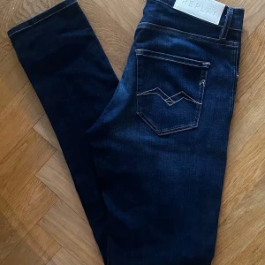 Mörkblå Replay Jeans 30:30 - Snygga mörkblå jeans från Replay i storlek 30/32. Jeansen är i fint skick o har en slim passform. Riktigt bra skick! 🙌