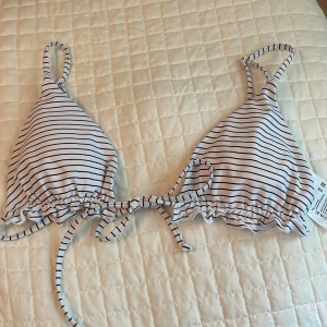 Bikini - Blå/vit randig bikini överdel