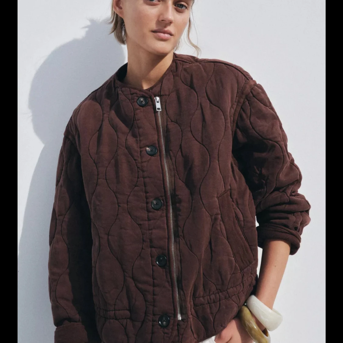 Quiltad brun bomberjacka