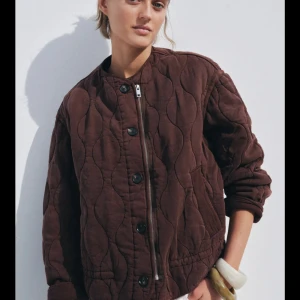 Quiltad brun bomberjacka - Säljer min oanvända Zara jacka , prislappen finns kvar, storlek S . Kan gå ner i pris vid snabb affär ❤️