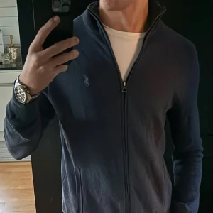 Ralph lauren hel zip - Helt ny skick Ralph lauren zip up , inga deffekter , storlek S men passar även M. Modellen på bilden är 180 . Priset kan diskuteras vid bara snabb affär