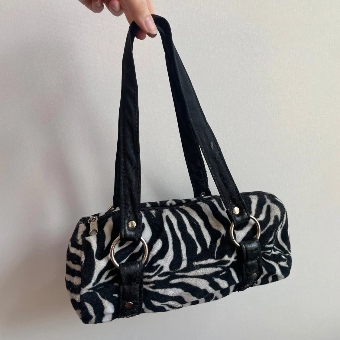 Zebramönstrad axelväska med ringdetaljer - 1
