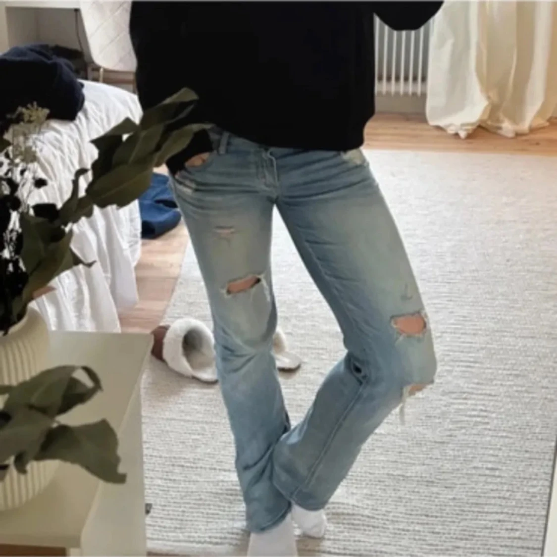 ljusblå jeans med slitningar - 1
