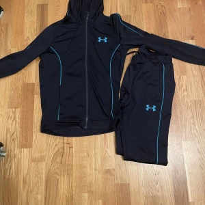  Under Armour tracksuit  - Under armour tracksuit som är slutsåld nästan överallt                                                                          - Priset kan diskuteras. ‼️                                           - använd ett fåtal gånger, inga defekter 