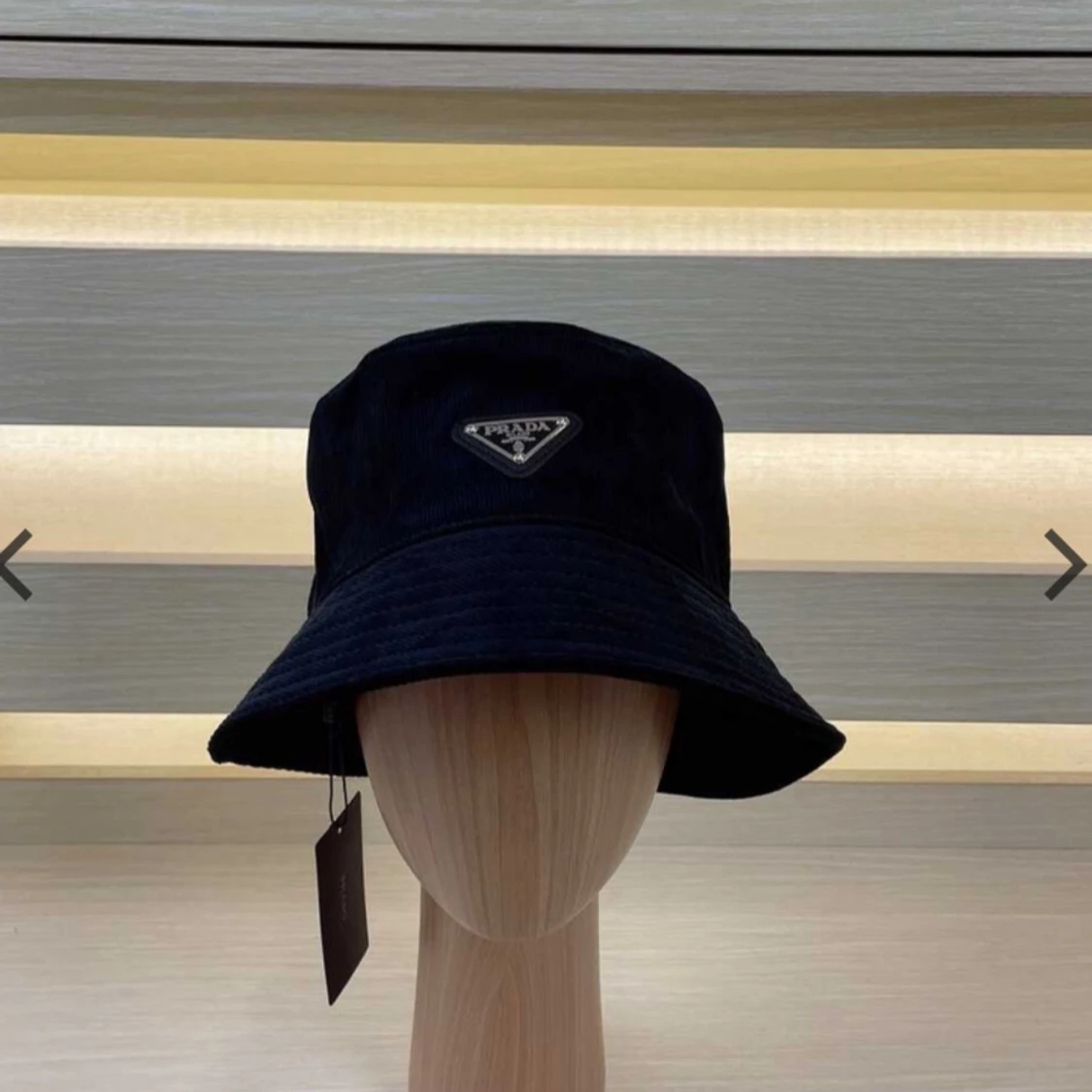 Svart manchester bucket hat från Prada
