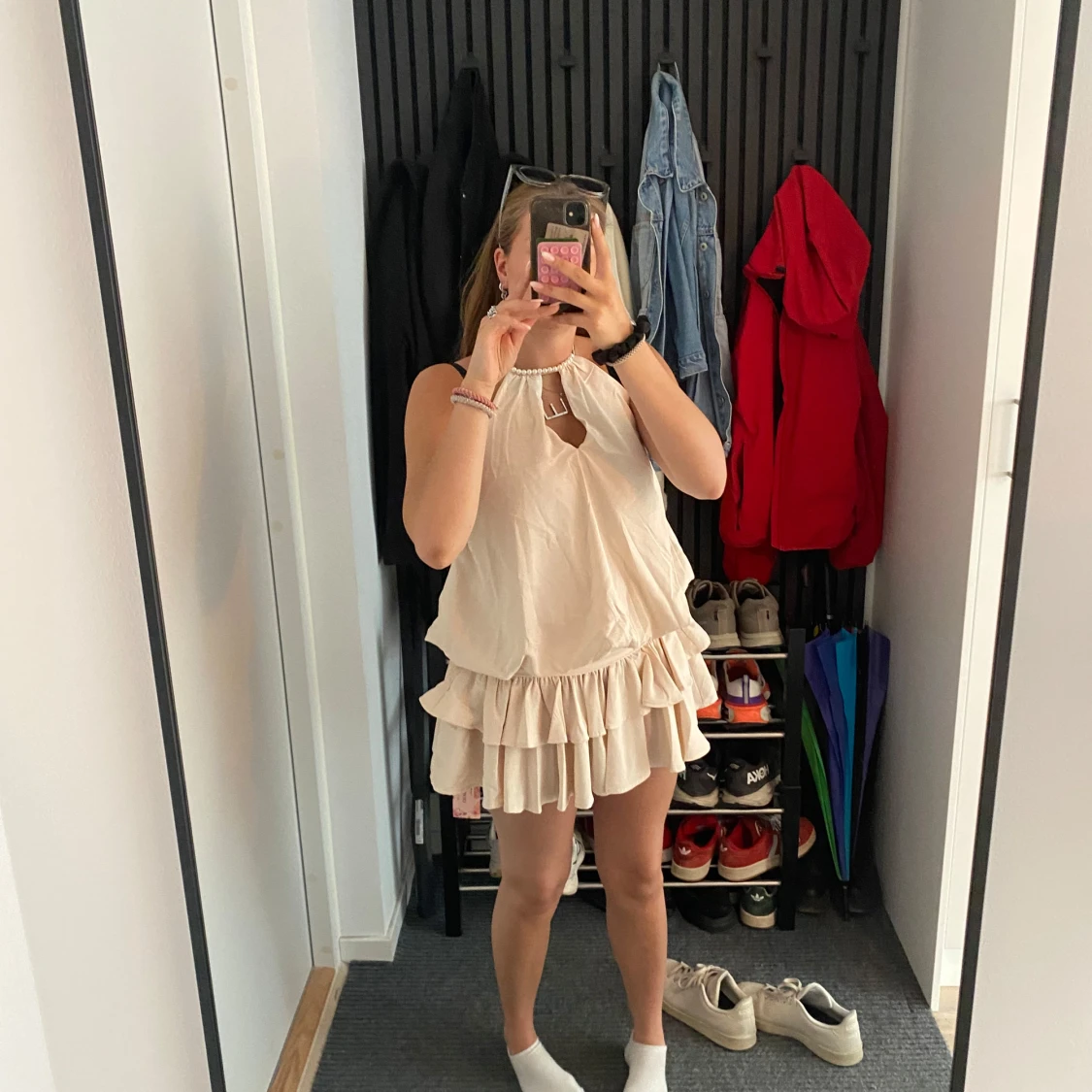 Ljus volangklänning med nyckelhålsringning