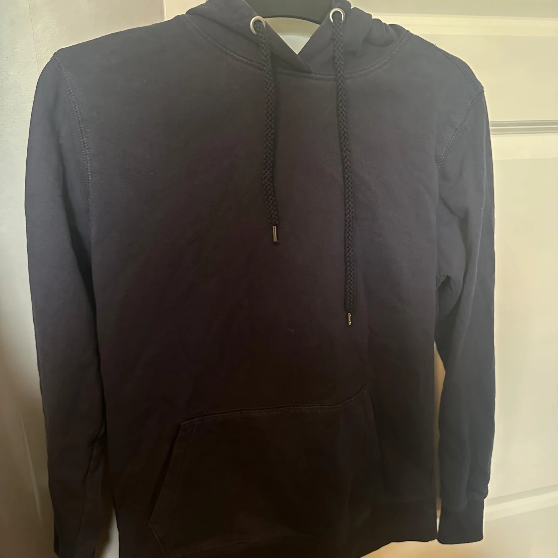 Mörkblå hoodie med huva och ficka